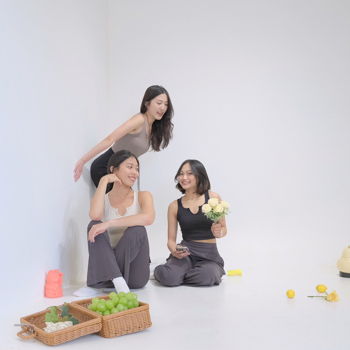 西岸小V背心（黑、棕、奶）